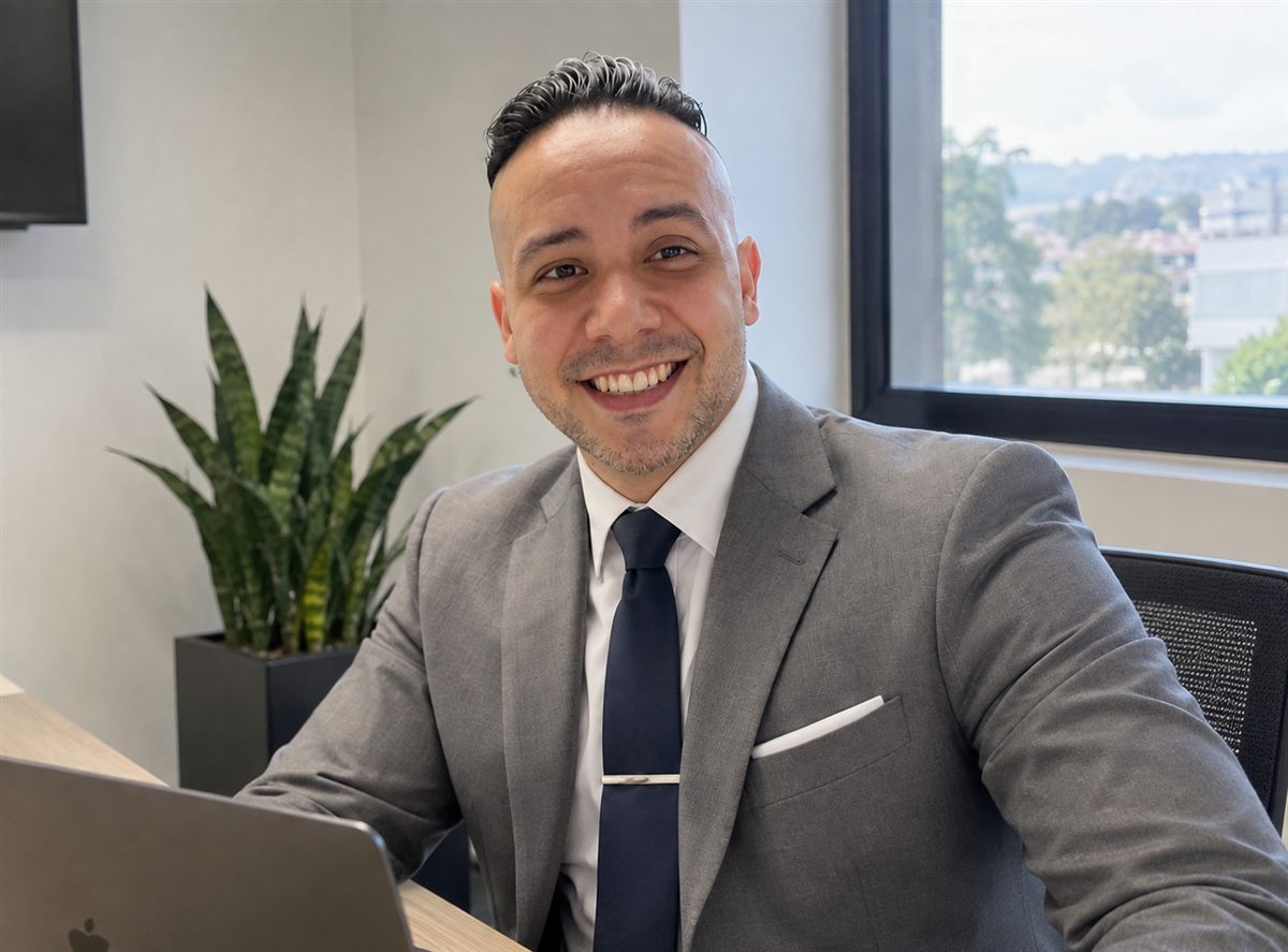 Erick Polanco, Tech Lead y desarrollador full-stack, sonriendo en su oficina